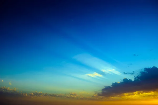 Solnedgång himlen strålar — Stockfoto