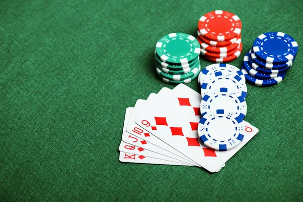Fichas de casino em um feltro verde — Fotografia de Stock