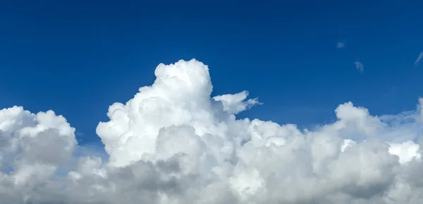 Céu nuvens fundo — Fotografia de Stock