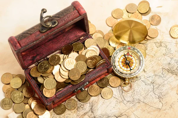 Schatzkiste Karte Geld Kompass — Stockfoto