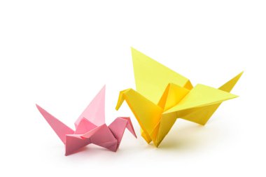 Bir çift Origami kuşu, çocuk ve yetişkin kesme pa ile izole
