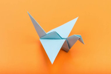 Koyu sarı arkaplanda Origami kuşu