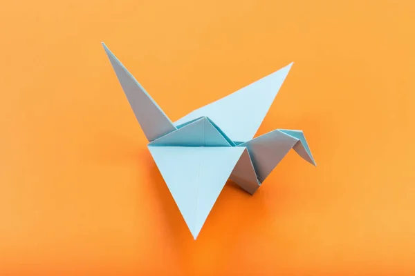 Origami-fugl på mørk gul bakgrunn – stockfoto