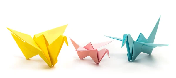 Origami pássaros de papel família no fundo branco . — Fotografia de Stock