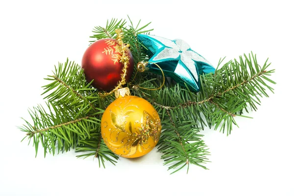 Smrk strom větev a vánoční dekorace cetka míč — Stock fotografie