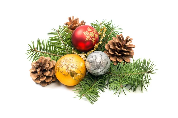 Tannenzapfen mit Fichtenzweig und Christbaumschmuck — Stockfoto