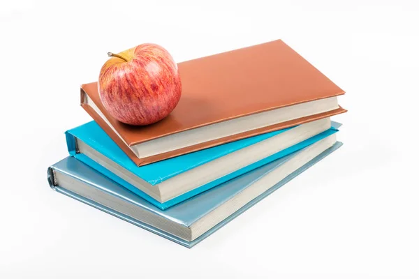 Jablko na vrcholu barevných knih stack - zpět do školy koncept — Stock fotografie