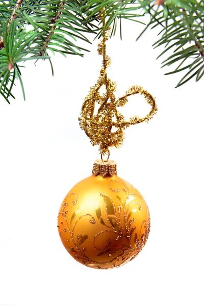 Χριστουγεννιάτικα στολίδια κρεμασμένα στο χριστουγεννιάτικο δέντρο — Φωτογραφία Αρχείου