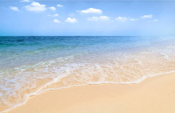 Praia de areia branca tropical e ondas de mar suaves e calmas — Fotografia de Stock