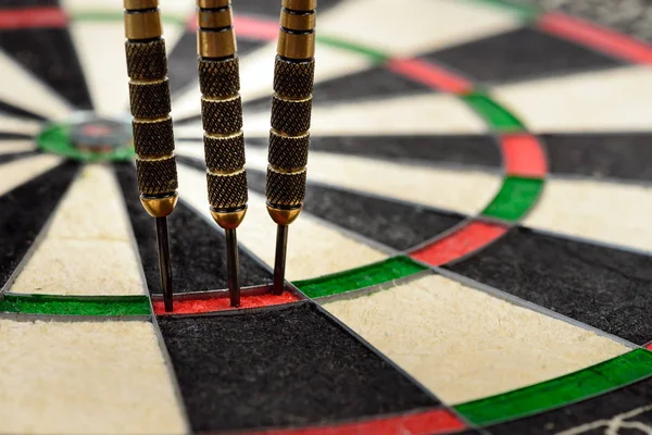 Dartboard com setas em área de círculo de pontuação de ponto triplo — Fotografia de Stock