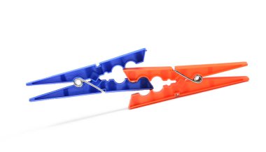 Bir çift renkli plastik mandal. Dövüş ya da rekabet