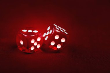 Eğimli kırmızı arkaplanda iki çizgi.