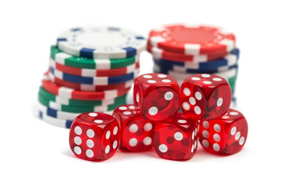 Dados de casino jogo vermelho e fichas isoladas — Fotografia de Stock