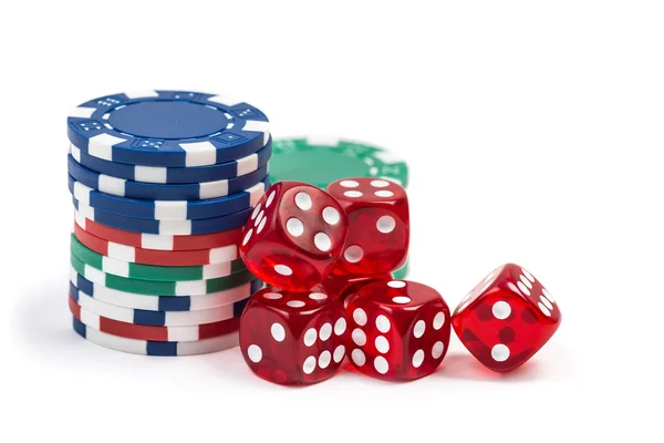 Casino de juego rojo dados y fichas aisladas en blanco — Foto de Stock