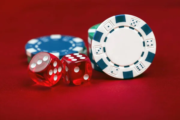 Dados e chps de casino no fundo vermelho — Fotografia de Stock