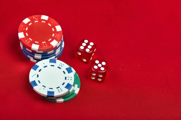 Tärningar och kasino hackar på röd bakgrund — Stockfoto