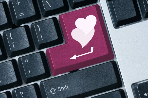 Cari tombol merah muda papan ketik cinta dengan bentuk jantung Stok Gambar