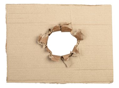 Karton pakette yırtılmış bir delik. İzole edilmiş 