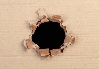 Kesme yolu olan karton pakette yırtılmış delik
