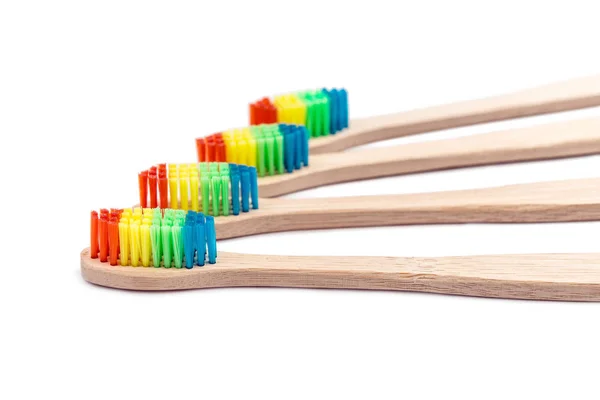 Escovas de dentes de bambu eco multicoloridas isoladas — Fotografia de Stock