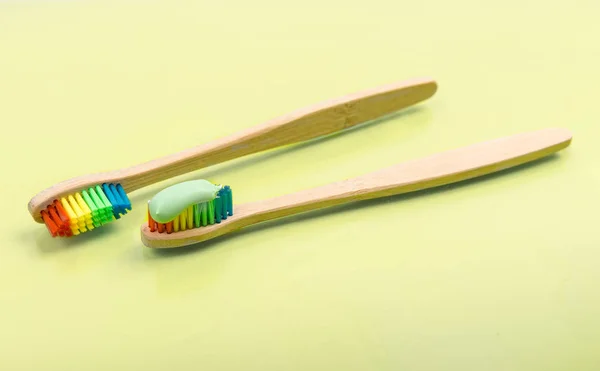 Бамбукова зубна щітка з еко-зеленою зубною пастою — стокове фото
