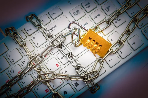 Keyboard locked chain with padlock. Internet freedom concept — 스톡 사진