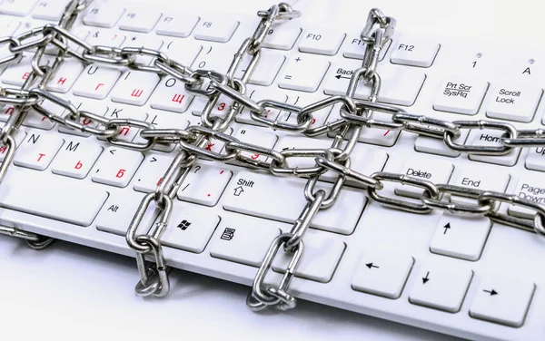 锁住锁链的键盘 — 图库照片
