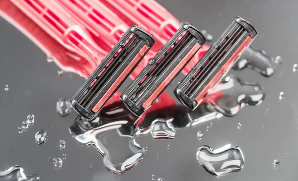 Disposable shaving machine for women on wet mirror background 로열티 프리 스톡 사진