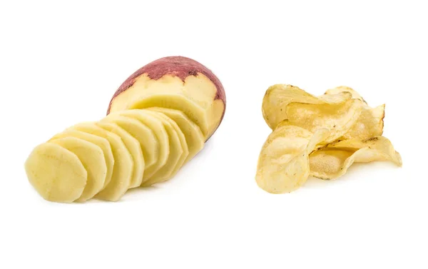 Kartoffeln Chips und rohe Kartoffelscheiben isoliert Stockfoto