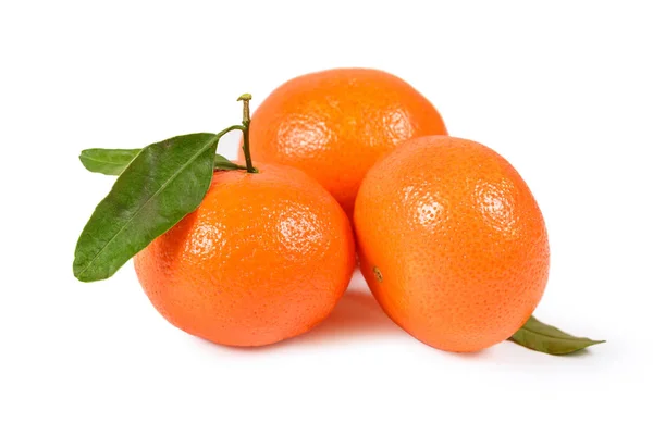 Tangerine, clementine met groene bladeren geïsoleerd knippad — Stockfoto
