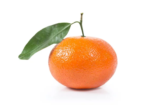 Einzelne Mandarine Clementine mit grünem Blatt isoliert. Ausschnitt Stockfoto