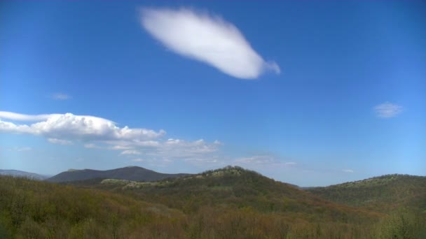 素晴らしい緑の丘と雲のタイムラプス — ストック動画