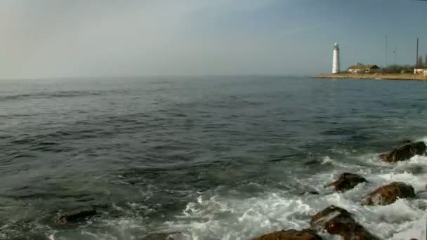 Красивый маяк у моря — стоковое видео