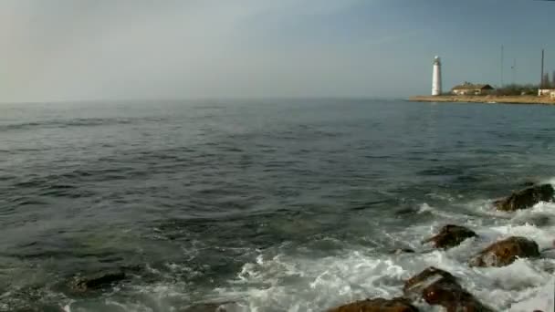 Hermoso faro junto al mar — Vídeo de stock