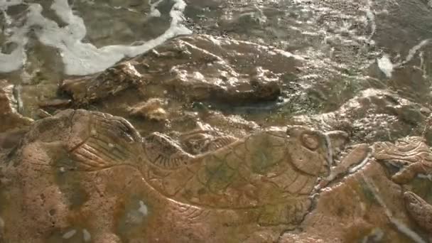 海で神秘的なペトログリフ — ストック動画