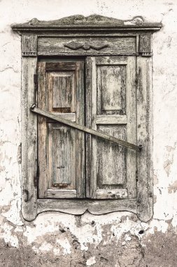 Yaşanmaz evi. Eski pencere kapalı panjurlar ile.