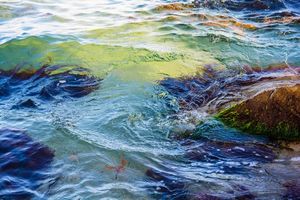 Голубая волна волн море с камнем — стоковое фото