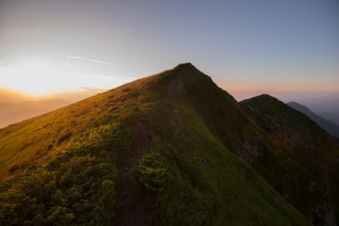 Dağlarda gün batımı