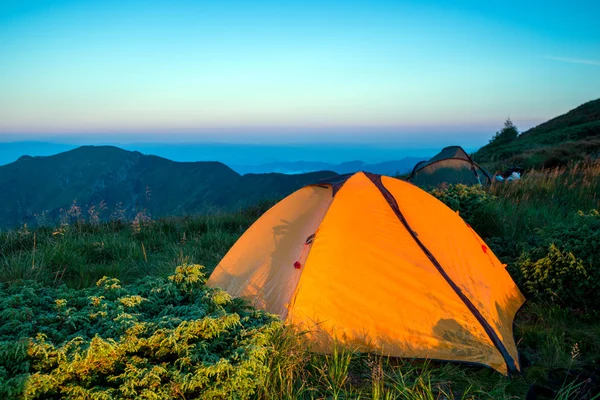 Bergzelt, Lager im Morgengrauen in den ukrainischen Karpaten — Stockfoto