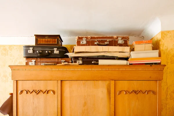Μια παλιά ντουλάπα και βαλίτσες, ρετρό εσωτερικό — Φωτογραφία Αρχείου