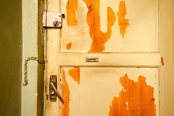Взломанная старая дверь — стоковое фото
