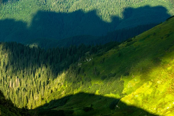 Lato górskie wzgórza krajobraz — Zdjęcie stockowe