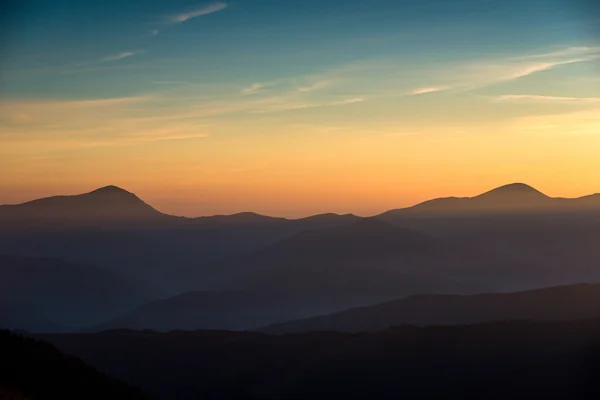 Силуэты гор, горный хребет — стоковое фото