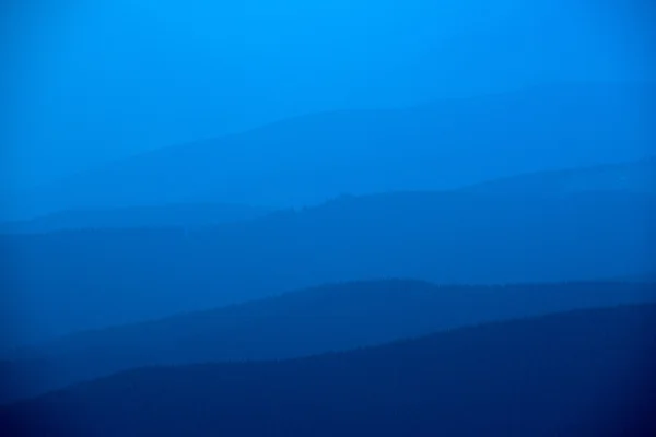 Silueta de las montañas, tonos de azul — Foto de Stock