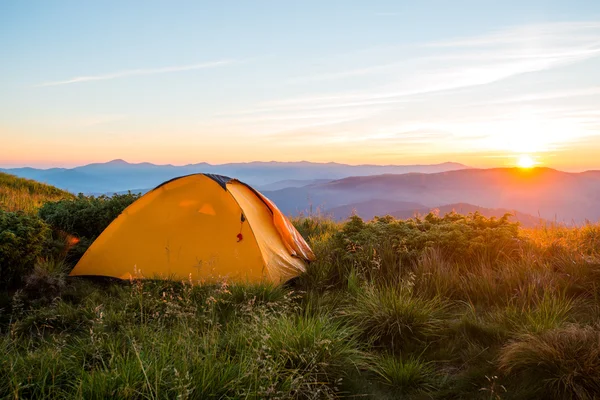 Горная палатка, восход солнца на хребте, слежка — стоковое фото