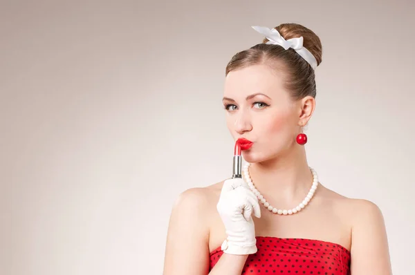 化粧と口紅の手の中の女性の肖像画 — ストック写真