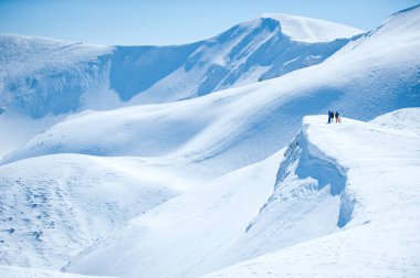 snowboard ve snowboard düşkünleri Dağları'nın arka plan üzerinde