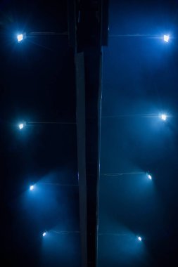 Geceleri tarafından spot ışıklı billboard