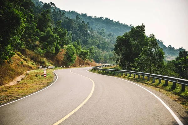 Öğleden sonra dağ yolu — Stok fotoğraf