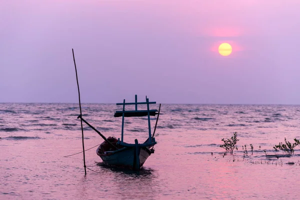 Petit bateau de pêche au coucher du soleil dans la mer — Photo